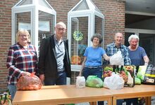 Barbara Schneider (von links), Anselm Moser, Annerose Hasenpusch, Jörg Severloh und Chris Wrubel bilden das ehrenamtliche Tafel-Team im Martinshaus. Auf dem Bild fehlt Ingrid Katthage. Foto: Andrea Hesse
