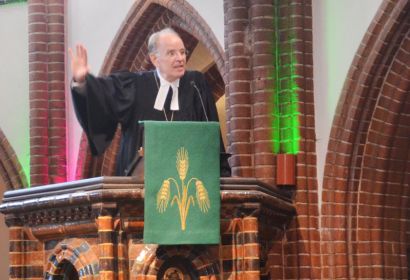 Kein heiliger Raum, aber ein Asyl-Ort für die Seele: Landesbischof Ralf Meister predigte im Festgottesdienst in der Elisabeth-Kirche. Foto: Andrea Hesse