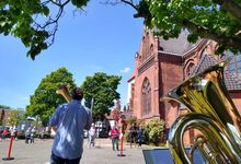 Auf dem Kirchplatz an der Elisabeth-Kirche spielte der Posaunenchor der Matthias-Claudius-Kirche für die Himmelfahrtsbesucher*innen. Foto: Torsten Kröncke